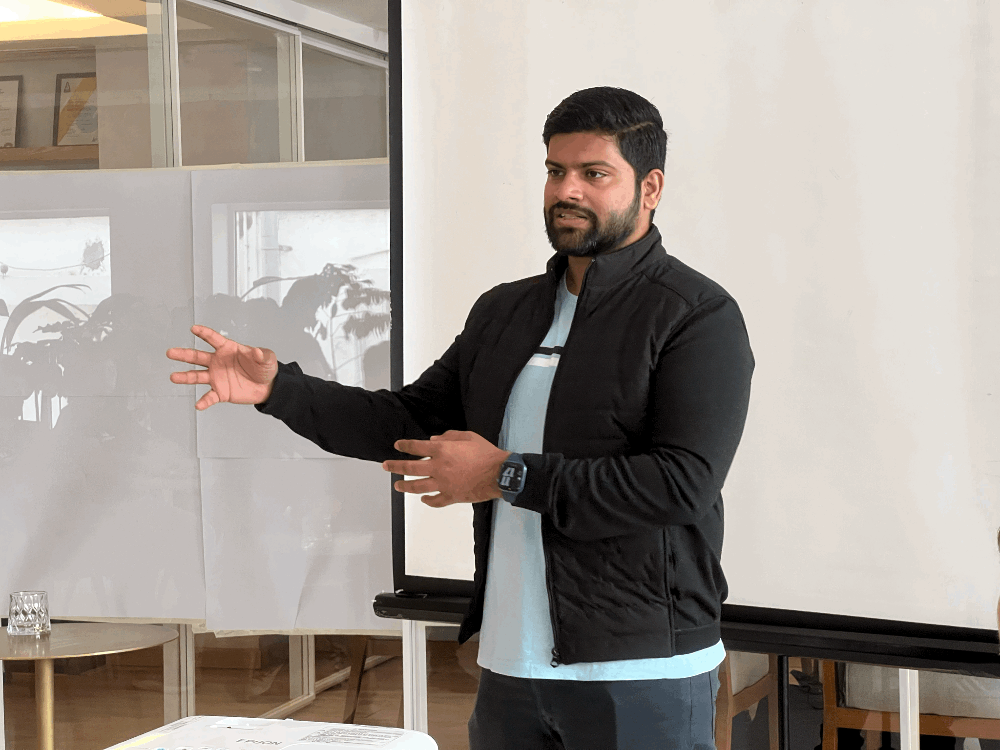 Osborne Saldanha speaking at a portfolio meet